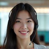 고객과 친절하게 상담하는 고객지원팀 직원의 모습