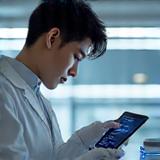 최신 청소 기기를 다루는 기술팀원의 모습