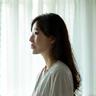 환한 표정으로 맑은 공기를 마시는 사람