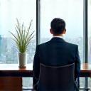 말끔한 슈트 차림으로 사무실에서 미소 짓는 40대 남성 CEO 박민수 님