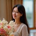 따뜻한 분위기의 신혼집 거실에서 꽃을 보고 미소 짓는 20대 여성 이수진 님