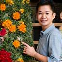 아름다운 꽃으로 장식된 카페에서 손님을 맞이하는 30대 남성 카페 사장 최영호 님